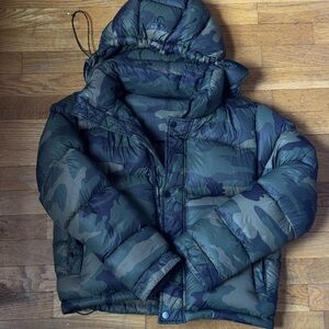 aritzia superpuff cropped camo puffer jacket - sz xs